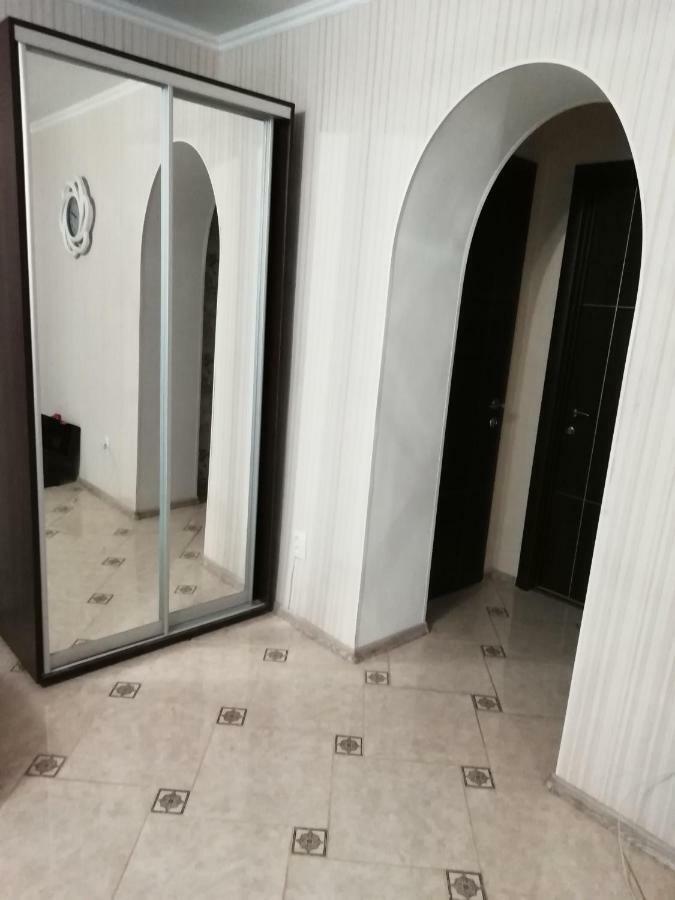 Центр - Ушакова, 2-Х Комнатные Аппартаменты, 1-5 Спальных Мест. Cherson Exterior foto